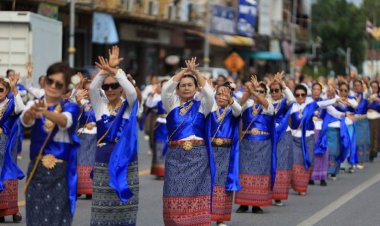 พลังแห่งศรัทธา! ขบวนนางรำ 500 ชีวิตนำแห่เทียนพรรษาสืบสานประเพณีคู่พิษณุโลก