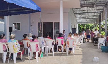 คนชายแดนศรีสะเกษแห่ร่วมทำบุญบ้านหลังใหม่ หลังโดนระเบิดเหตุปะทะชายแดน ครบ 1 ปี