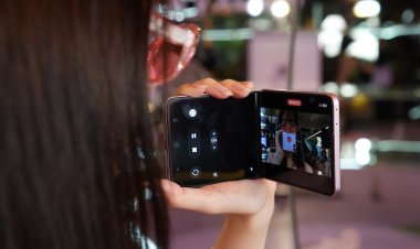 Galaxy Z Flip8 พับดีไซน์เก๋ บางเบาสุดที่เคยมี มาพร้อมสีชมพูสุดคิวท์ใหม่ อัปเกรดจอ FlexWindow 4.1 นิ้ว พับ ตั้ง ถ่ายรูปสนุกไม่ต้องง้ออุปกรณ์เสริม