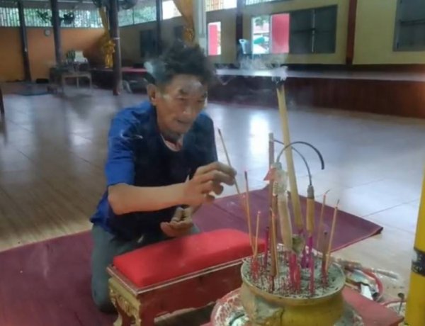 พ่อเฒ่าใจสลายเปิดอกทั้งน้ำตาไหว้ศพขออโหสิกรรมลูกทาสยาหลังพลั้งมือหวดไม้ฟืนดับคลั่ง