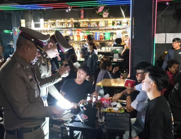 ตำรวจ สน.ลุมพินี บุกทลายผับเถื่อน 2 แห่งย่านซอยราชดำริ รวบพนักงาน 15 ราย