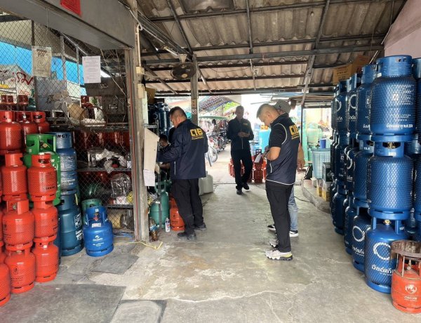 บุกจับร้านขายแก๊สเถื่อนซ่อม–พ่นสีถังแก๊สหมดอายุ เสี่ยงระเบิดกลางชุมชน ยึดถังกว่า 500 ใบ