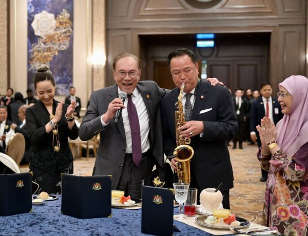 สัมพันธ์ไทย-มาเลย์ ชื่นมื่น! ‘อนุทิน’ เป่าแซกโซโฟน ‘อันวาร์’ ร้องเพลง ‘My Way’ ขณะรับประทานอาหารกลางวัน