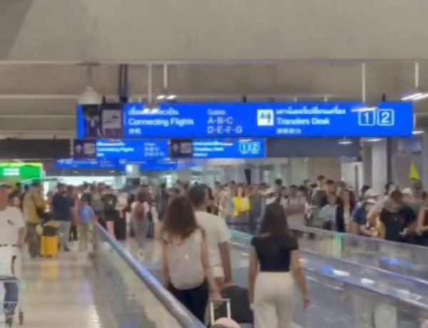 วิจารณ์กันแซด!สนามบินสุวรรณภูมิสร้างตำนานบทใหม่ แถวคิวยาวเหยียดทะลุกิโลเมตร