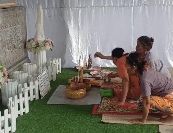 พ่อแม่ร่ำไห้รับศพลูกสาว-ลูกสะใภ้ เหยื่อเพลิงไหม้โรงเบียร์ลาดพร้าว