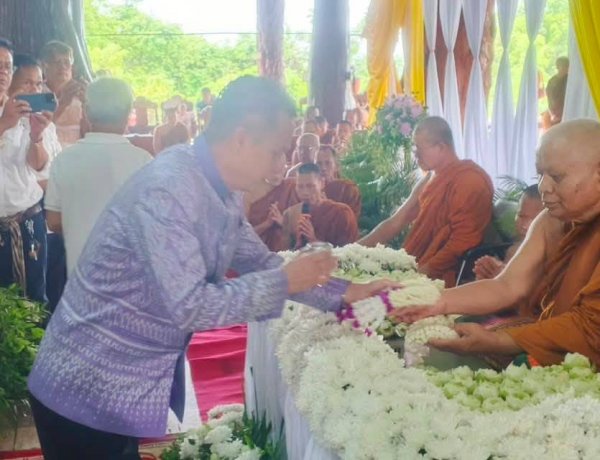 นายอำเภอไชยวานประธานพิธีทอดถวายผ้าป่าสามัคคีครบรอบ 7 3 ปีพระครูสาธิวิริยะปัญญาภรณ์