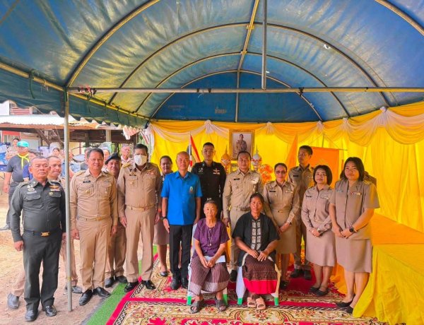 ศรีสะเกษมอบสิ่งของพระราชทาน ช่วยผู้ประสบอัคคีภัยอำเภอพยุห์ เติมกำลังใจให้ 2 ครัวเรือนก้าวผ่านวิกฤต