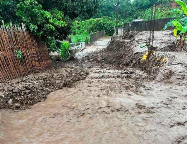 แม่อายอ่วม!ฝนกระหน่ำน้ำป่าทะลักท่วมบ้านห้วยสานต้นไม้ยักษ์โค่นทับกระบะ-สายไฟขาด