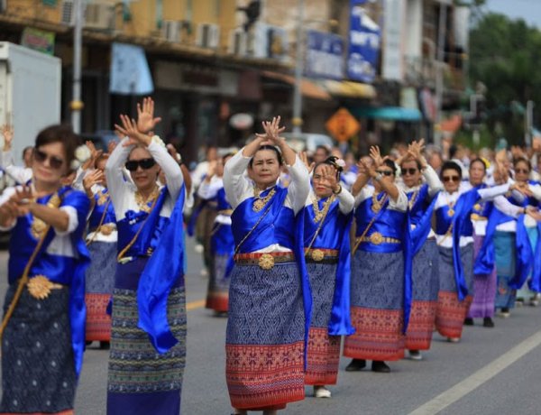 พลังแห่งศรัทธา! ขบวนนางรำ 500 ชีวิตนำแห่เทียนพรรษาสืบสานประเพณีคู่พิษณุโลก