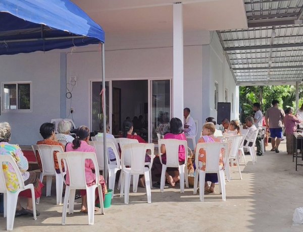 คนชายแดนศรีสะเกษแห่ร่วมทำบุญบ้านหลังใหม่ หลังโดนระเบิดเหตุปะทะชายแดน ครบ 1 ปี