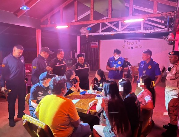 ตม.สกลนคร ตรวจเข้มร้านอาหาร สถานประกอบการ พบสาวลาวลอบทำงานไม่มีใบอนุญาต