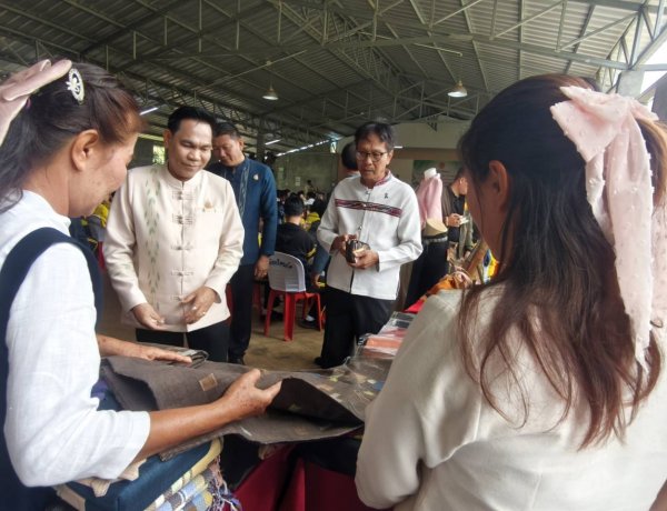 น่าน "สส.ประสิทธิ์" รองประธาน กมธ.ศาสนา ศิลปะและวัฒนธรรม  นำคณะเปิดเวทีสืบสาน "ผ้าทอล้านนา" ที่น่าน สร้างคุณค่าสู่อนาคต ต่อยอดเศรษฐกิจชุมชน