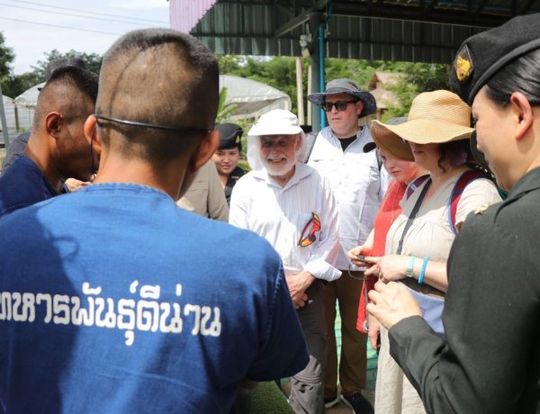 คณะนักท่องเที่ยวจากสหรัฐฯ สนใจศาสตร์เศรษฐกิจพอเพียง เยี่ยมชมโครงทหารพันธุ์ดีน่าน