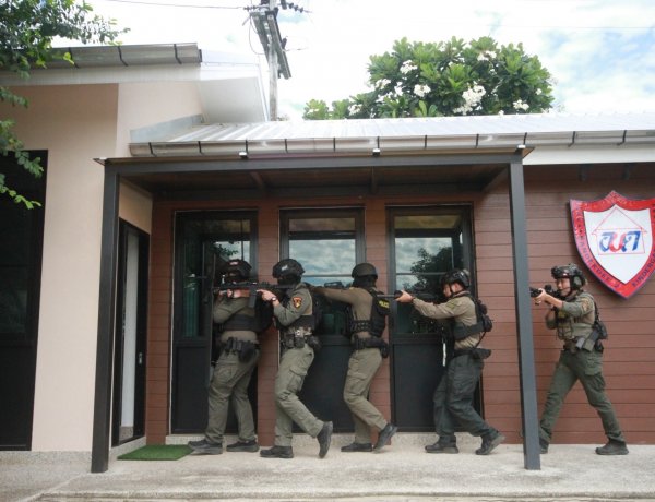 ตำรวจชัยภูมิ ระดม Sixman Team-ชุดพิเศษ ฝึกซ้อมเข้มแผนรับมือเหตุรุนแรงในโรงเรียน