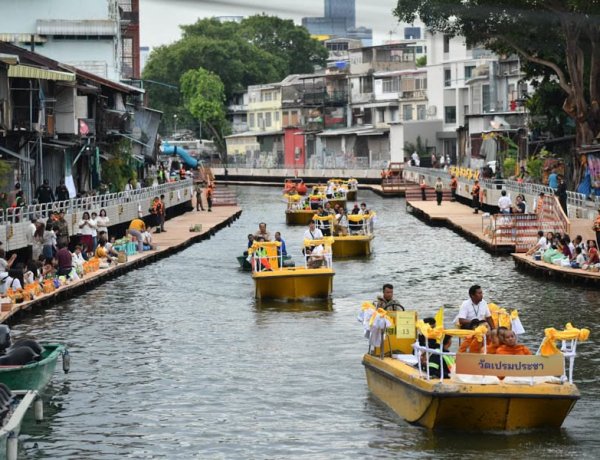 ตักบาตรทางเรือรอบเกาะรัตนโกสินทร์ในรอบ 240 ปีถวายเป็นพระราชกุศลในหลวง