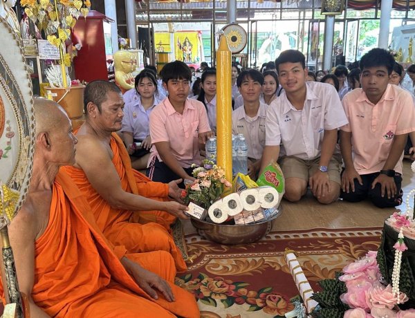 เสียงดังกึกก้องกระหึ่มนิคมอุตฯ! ครู-นักเรียน‘รร.ศรีมหาโพธิ’เดินสายถวายเทียนพรรษา-ผ้าอาบน้ำฝนพระสงฆ์ 7 วัด