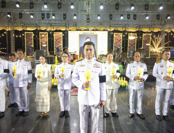 พสกนิกรบ้านกลางพร้อมใจจุดเทียนถวายพระพรชัยมงคล “ในหลวง”