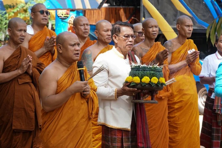 นายกเล็ก โพธิ์กระสังข์ นำพุทธศาสนิกชนร่วมบุญผ้าป่าสามัคคีจรรโลงพระพุทธศาสนาให้ยืนยาวสืบไป
