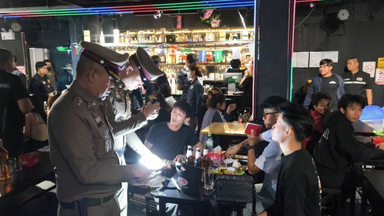 ตำรวจ สน.ลุมพินี บุกทลายผับเถื่อน 2 แห่งย่านซอยราชดำริ รวบพนักงาน 15 ราย
