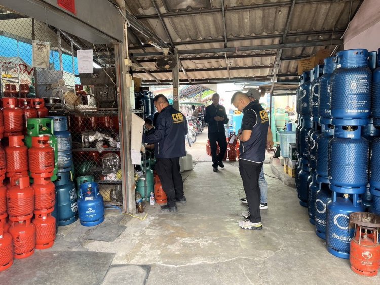 บุกจับร้านขายแก๊สเถื่อนซ่อม–พ่นสีถังแก๊สหมดอายุ เสี่ยงระเบิดกลางชุมชน ยึดถังกว่า 500 ใบ