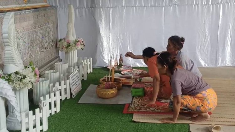 พ่อแม่ร่ำไห้รับศพลูกสาว-ลูกสะใภ้ เหยื่อเพลิงไหม้โรงเบียร์ลาดพร้าว