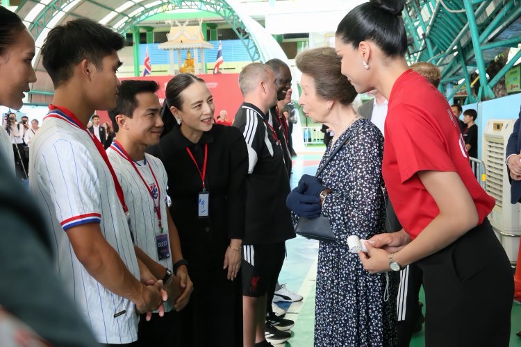 "มาดามแป้ง" นำทีมนักเตะ ร่วมรับเสด็จ "เจ้าหญิงแอนน์ พระราชกุมารีแห่งสหราชอาณาจักร"