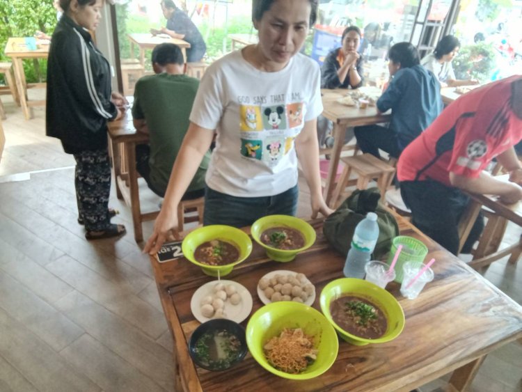 เตี๋ยวเรือโบราณชนชั้นยอด ‘ชามละ 1 บาท’ขวัญใจหนุ่มสาวโรงงานปราจีนบุรี ยุครัดเข็มขัด