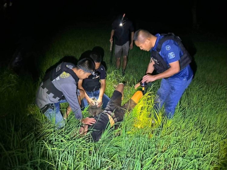 โปลิศศรีสะเกษไล่ตะครุบเอเย่นต์ยามหาภัย ค้นได้ยา 5 พันกว่าเม็ด จักรยานยนต์ ส่งร้อยเวรบันทึกการจับกุมก่อนนำเข้ากรง