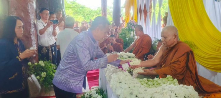นายอำเภอไชยวานประธานพิธีทอดถวายผ้าป่าสามัคคีครบรอบ 7 3 ปีพระครูสาธิวิริยะปัญญาภรณ์