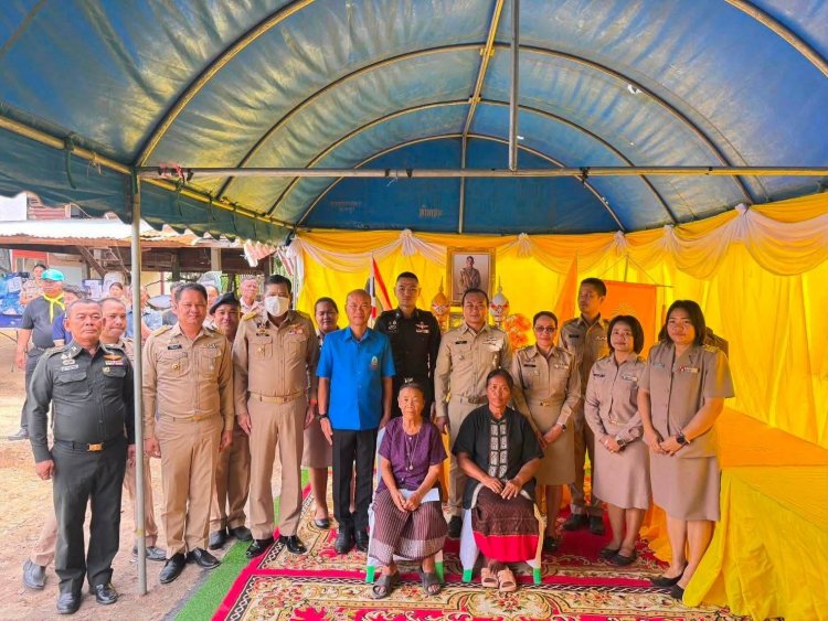 ศรีสะเกษมอบสิ่งของพระราชทาน ช่วยผู้ประสบอัคคีภัยอำเภอพยุห์ เติมกำลังใจให้ 2 ครัวเรือนก้าวผ่านวิกฤต