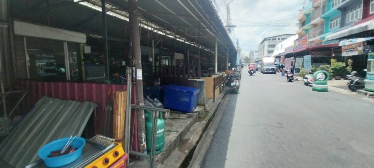 กำลังซื้อรากหญ้า ถดถอย ยอดขายตลาดนัดวูบ! ผู้ค้าเคหะชุมชนร่มเกล้า-บางชัน วอนรัฐลดค่าเช่าพื้นที่