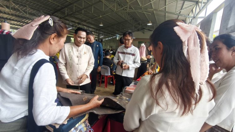 น่าน "สส.ประสิทธิ์" รองประธาน กมธ.ศาสนา ศิลปะและวัฒนธรรม  นำคณะเปิดเวทีสืบสาน "ผ้าทอล้านนา" ที่น่าน สร้างคุณค่าสู่อนาคต ต่อยอดเศรษฐกิจชุมชน