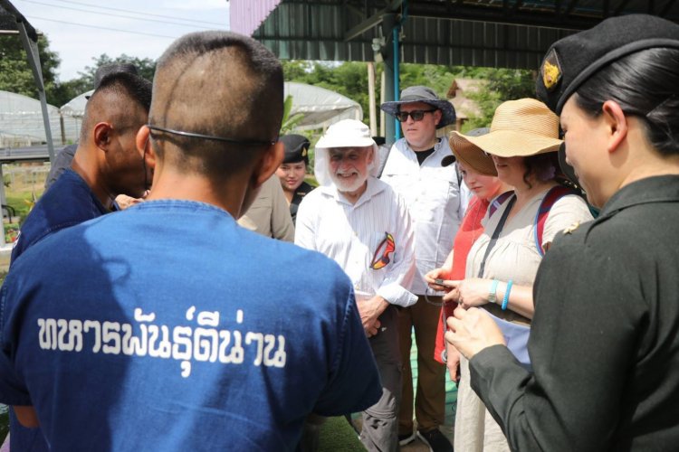 คณะนักท่องเที่ยวจากสหรัฐฯ สนใจศาสตร์เศรษฐกิจพอเพียง เยี่ยมชมโครงทหารพันธุ์ดีน่าน