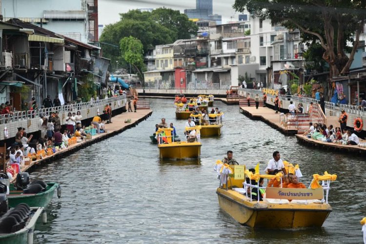 ตักบาตรทางเรือรอบเกาะรัตนโกสินทร์ในรอบ 240 ปีถวายเป็นพระราชกุศลในหลวง