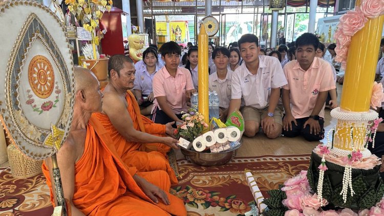 เสียงดังกึกก้องกระหึ่มนิคมอุตฯ! ครู-นักเรียน‘รร.ศรีมหาโพธิ’เดินสายถวายเทียนพรรษา-ผ้าอาบน้ำฝนพระสงฆ์ 7 วัด